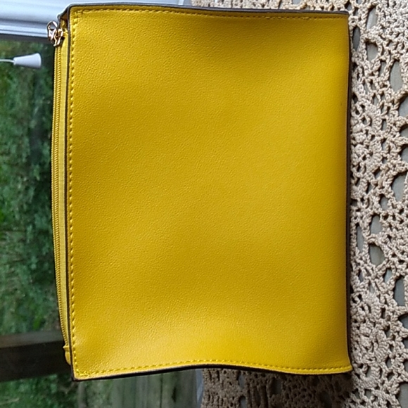 2 Elizabeth Arden Cosmetic Bags - Picture 3 of 9